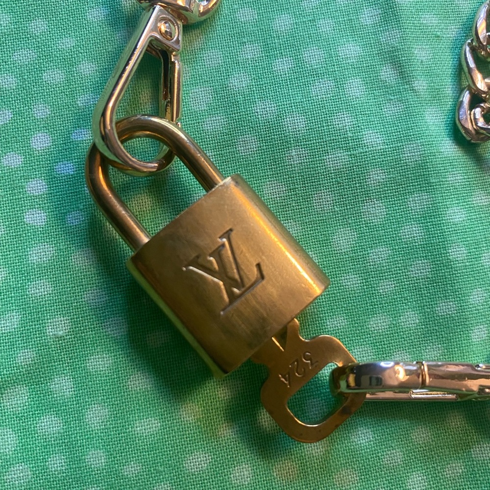 Louis Vuitton Lock and key #324 with a 22 inch unbranded chain.